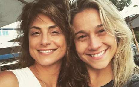 Priscila Montandon e Fernanda Gentil sorriem em selfie, com rostos colados lado a lado