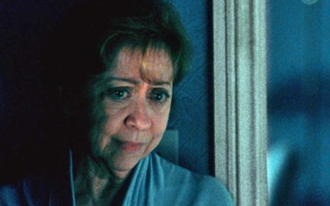 Fernanda Montenegro com expressão de tristeza em cena do filme O Outro Lado da Rua (2005)