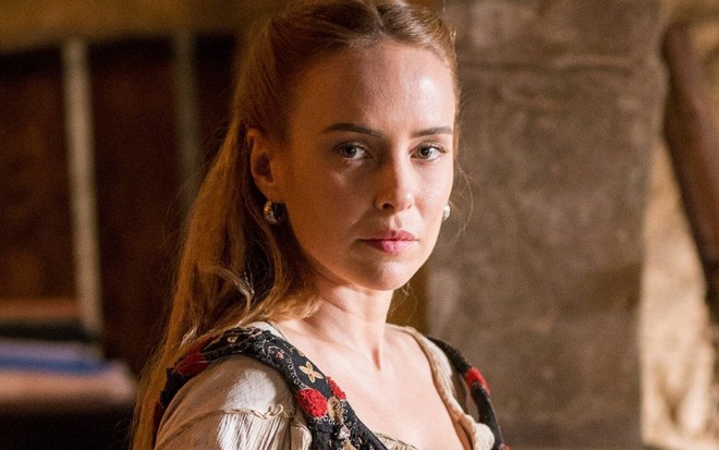 Fernanda Nobre em cena como Diana em Deus Salve o Rei, na Globo