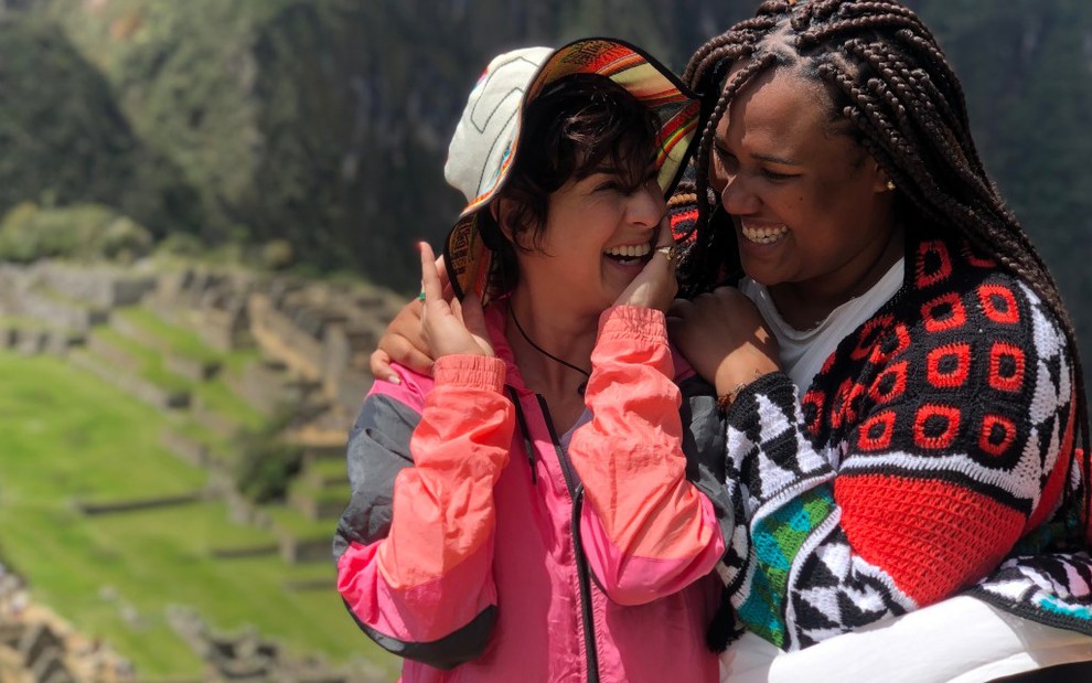 Fernanda Paes Leme e Luana Xavier abraçadas em Machu Picchu, no Peru