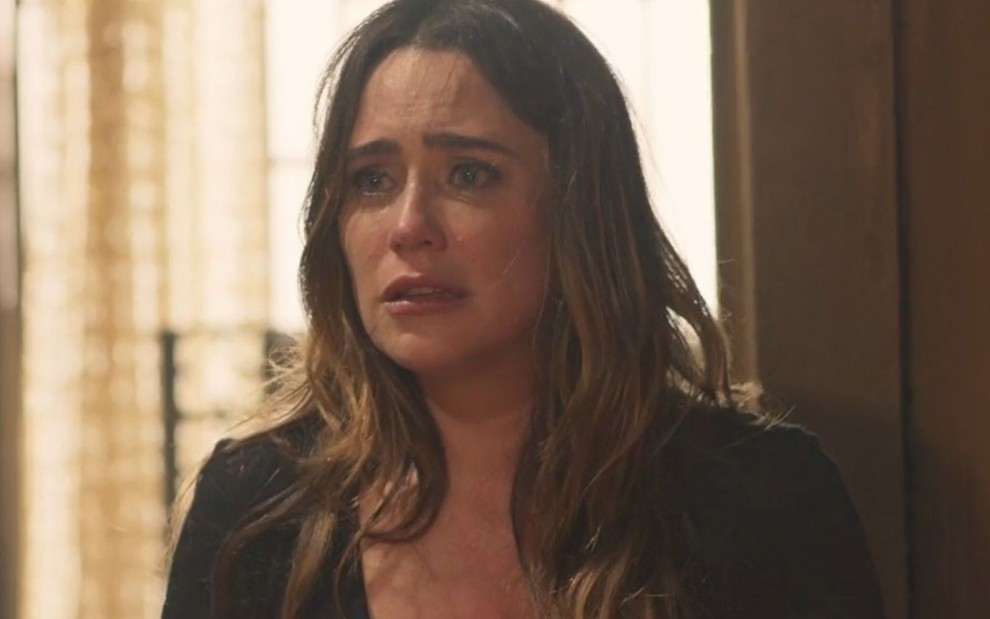 A atriz Fernanda Vasconcellos com expressão de choro em cena como Bruna em Haja Coração