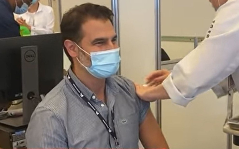 Fernando Gomes é vacinado conta Covid-19 ao vivo na CNN Brasil em 19 de janeiro, em São Paulo