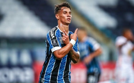 Atacante Ferreira comemora gol pelo Grêmio