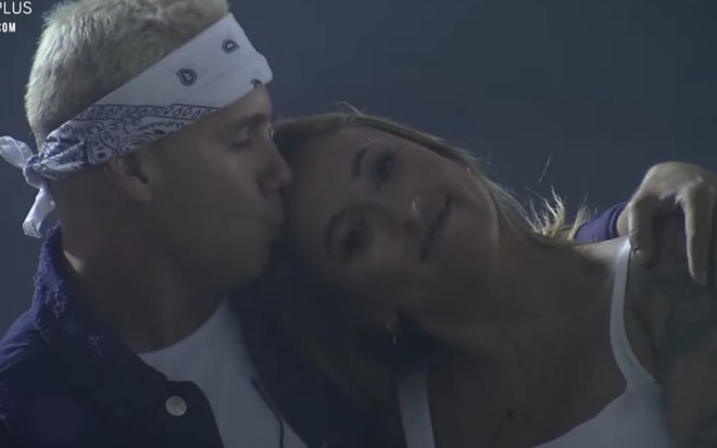 Imagem de Jhenyfer Dulz e Viny Vieira abraçados em festa final de A Fazenda 11