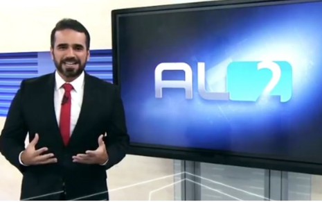 Imagem mostra o apresentador Filipe Toledo, da TV Gazeta, afiliada da Globo em Alagoas