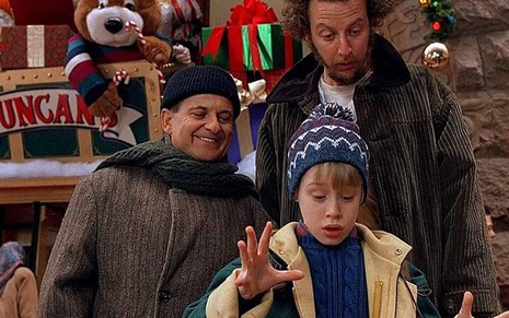 Atores em cena do filme Esqueceram de Mim, de 1990, com Macaulay Culkin ainda criança, é um clássico da TV na época do Natal