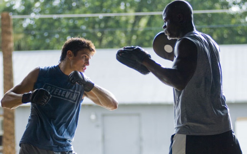 Sean Faris à esquerda, com uma luva, treinando luta com Dijmon Housson, que está à direita