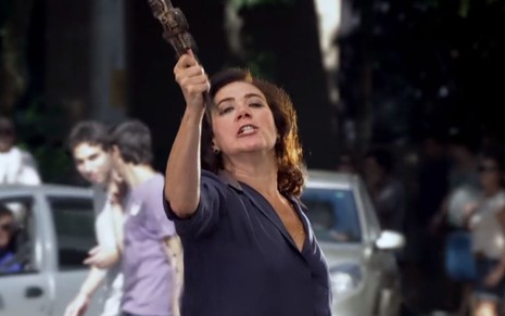 A personagem Griselda (Lilia Cabral) levanta sua chave de grifo na cena final de Fina Estampa