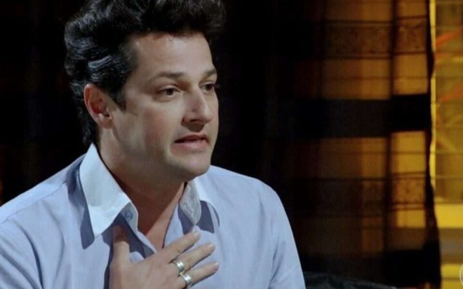 O ator Marcelo Serrado com expressão de espanto em cena como Crô de Fina Estampa
