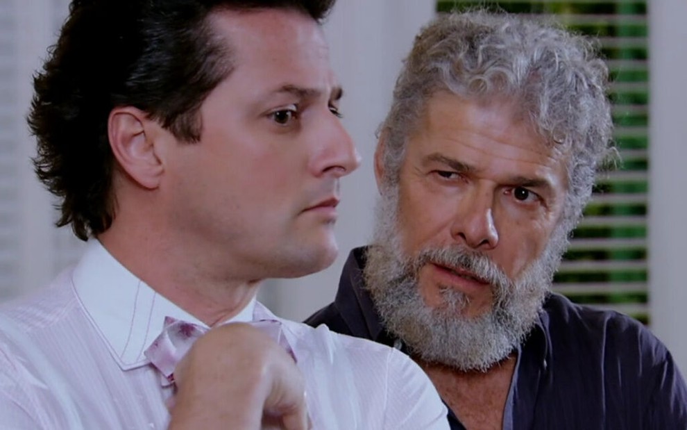 Em cena de Fina Estampa, Pereirinha (José Mayer) está atrás de Crô (Marcelo Serrado), o encarando de forma maliciosa
