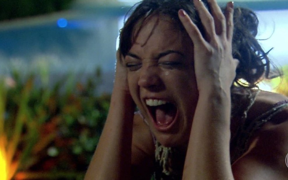 A atriz Adriana Birolli gritando com as mãos na cabeça em cena como Patrícia de Fina Estampa