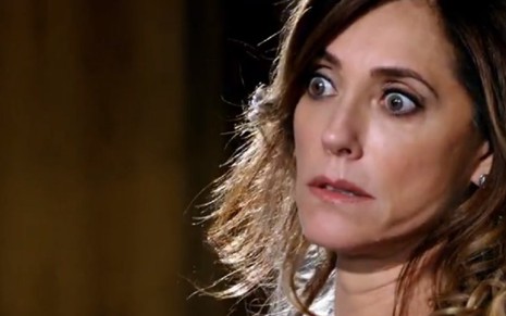 A atriz Christiane Torloni com expressão amedrontada em cena como Tereza Cristina em Fina Estampa