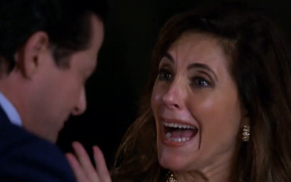 De costas, o personagem Crô (Marcelo Serrado) observa Tereza Cristina (Christiane Torloni) berrando desesperada em Fina Estampa