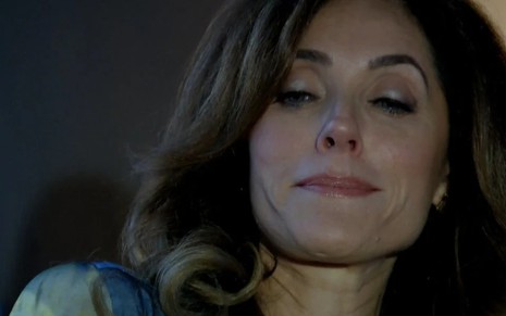 A atriz Christiane Torloni com sorriso fechado e sobrancelhas arqueadas em cena como Tereza Cristina em Fina Estampa