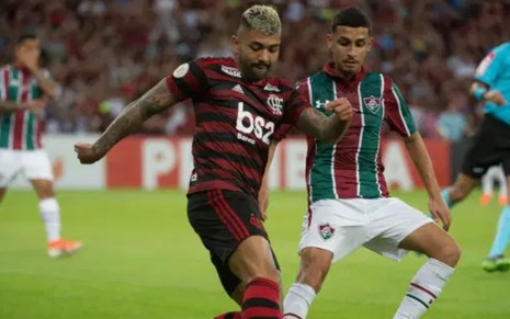 Imagem de Gabigol (à esq.), do Flamengo, brigando pela bola com jogador do Fluminense, em partida do Campeonato Carioca
