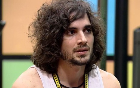 Rosto de Fiuk durante conversa na casa do Big Brother Brasil em 2021