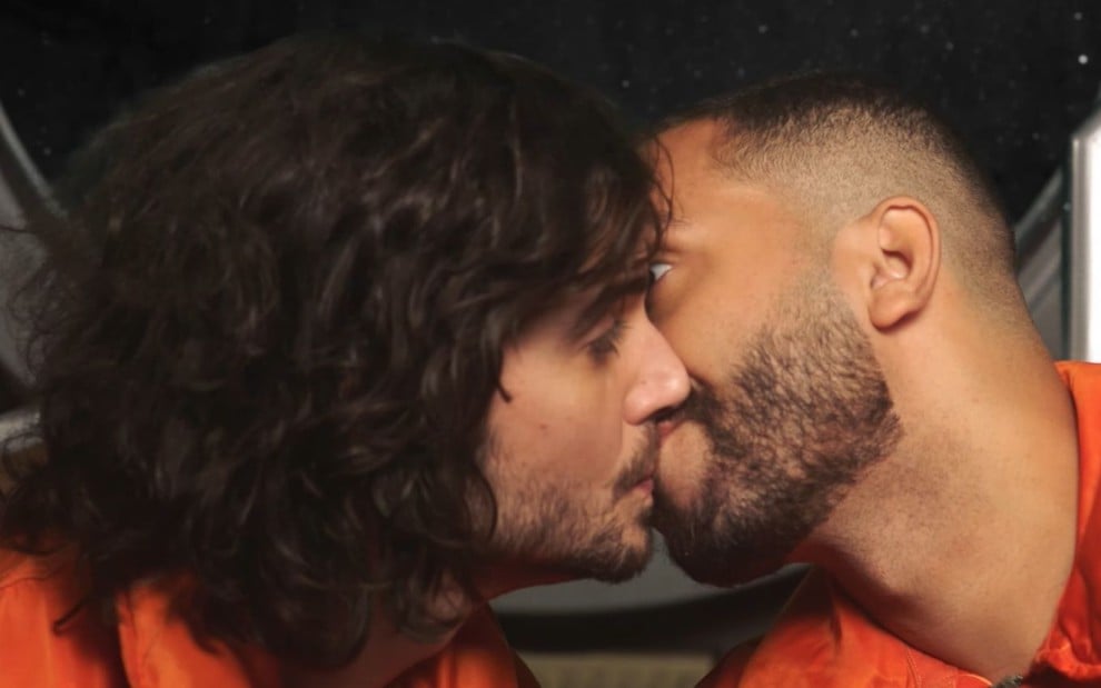 Imagem de Fiuk e Gilberto Nogueira se beijando em clipe musical