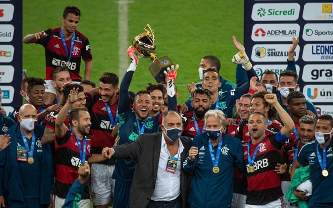 Flamengo celebra vitória contra o Fluminense pelo Campeonato Carioca em 15 de junho de 2020