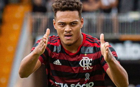 Rodrigo Muniz comemorando gol marcado pelo Flamengo