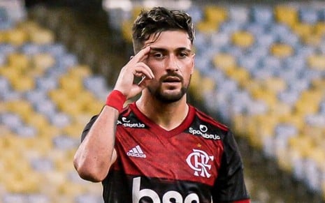 O meio De Arrascaeta corre e coloca a mão na cabeça durante jogo do Flamengo no Campeonato Carioca