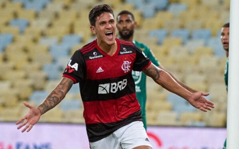 De braços abertos, o atacante Pedro comemora gol do Flamengo no Maracanã