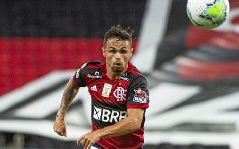 O atacante Michael correndo para pegar a bola em jogo do Flamengo