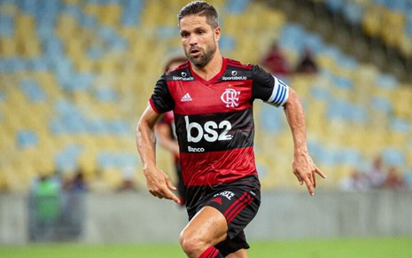 Diego corre com a bola em jogo do Flamengo no Campeonato Carioca
