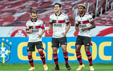 Everton Ribeiro, Pedro e Vitinho comemoram gol pelo Flamengo