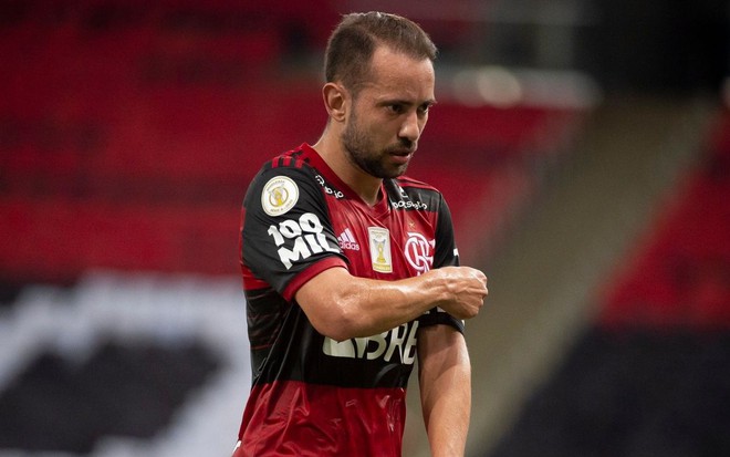 Everton Ribeiro mexe no braço em jogo do Flamengo no Campeonato Brasileiro