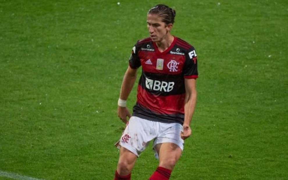 O lateral Filipe Luís se posiciona para tocar a bola em jogo do Campeonato Brasileiro 2020