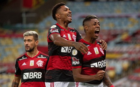 Imagem de Arrascaeta, Gerson e Bruno Henrique comemorando gol do Flamengo contra o Coritiba
