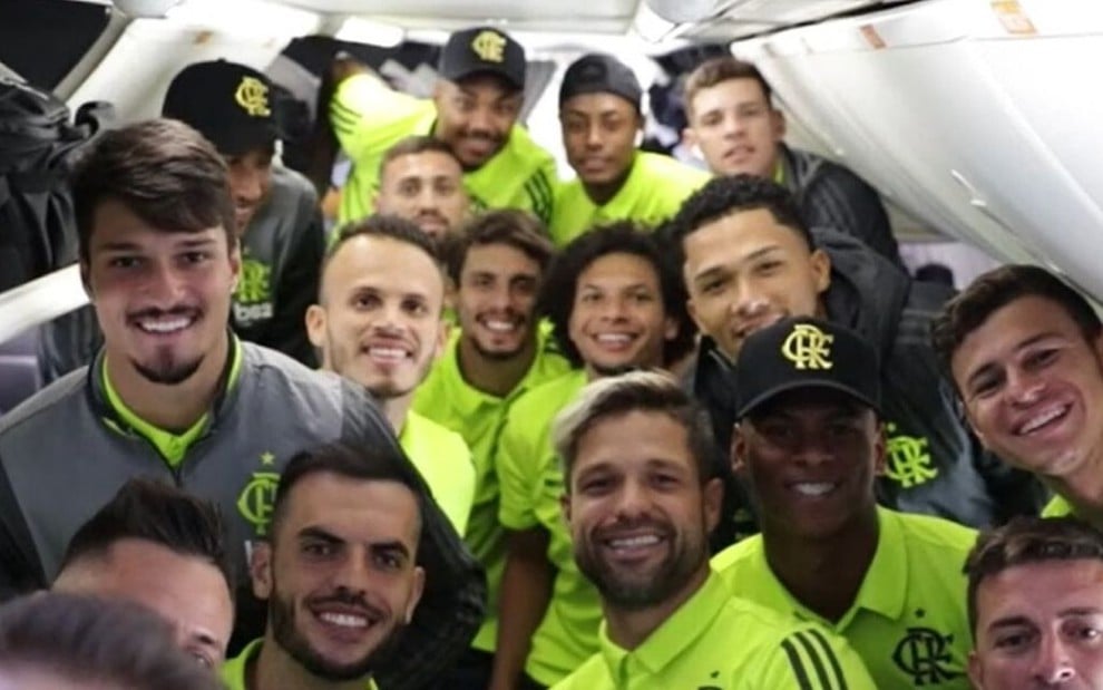 Jogadores do Flamengo posam para foto em avião durante viagem na Libertadores
