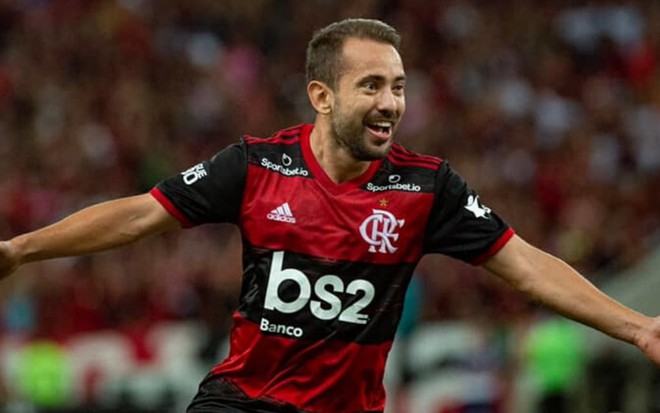 Everton Ribeiro corre de braços abertos e comemora gol do Flamengo no Maracanã