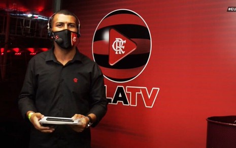 De máscara, o narrador Emerson Santos comanda transmissão da FlaTV no Maracanã