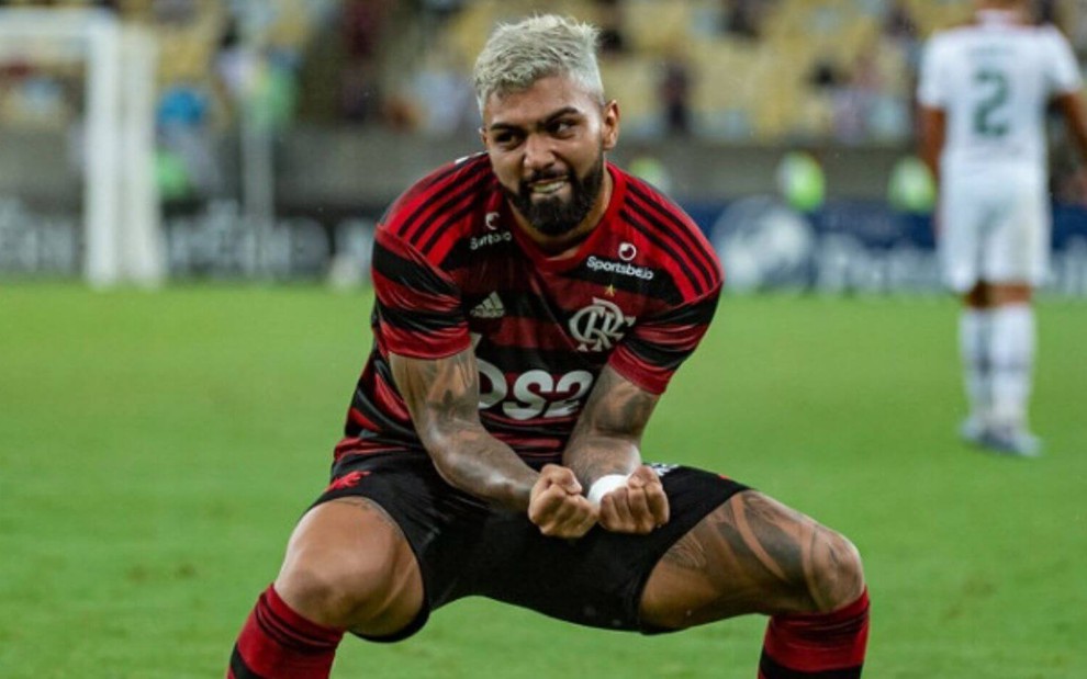 Agachado, o atacante Gabigol comemora gol do Flamengo no Maracanã