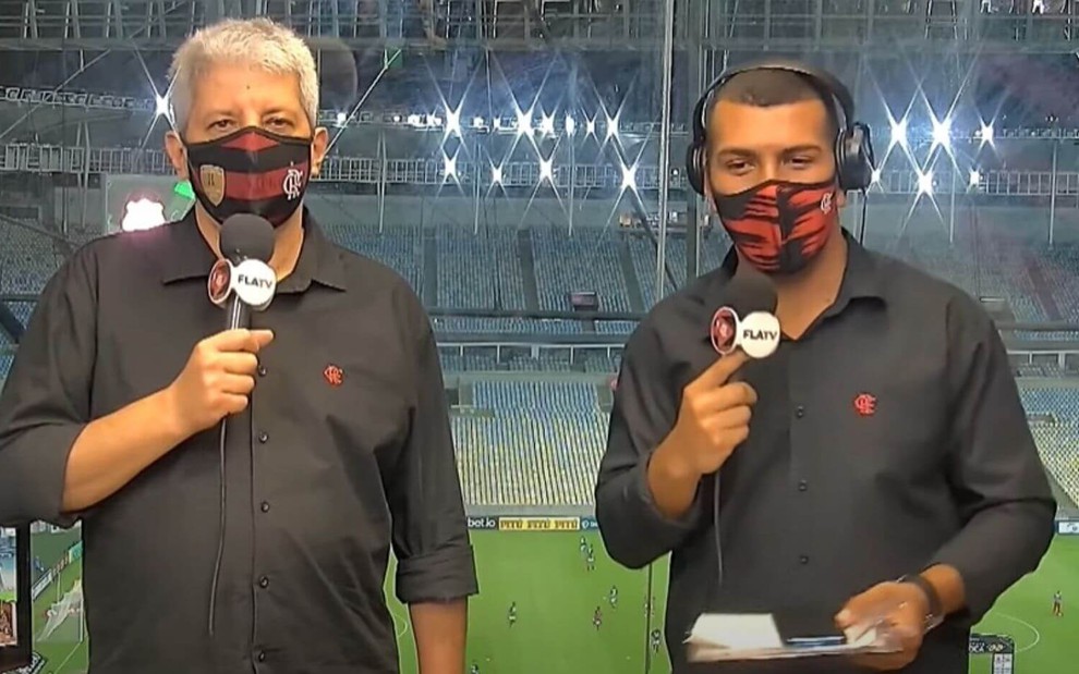 O comentarista Alexandre Tavares e o narrador Emerson Santos durante pré-jogo do Flamengo pela FlaTV