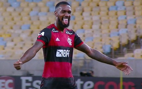De braços abertos, o meia Gerson comemora gol do Flamengo em transmissão da FlaTV
