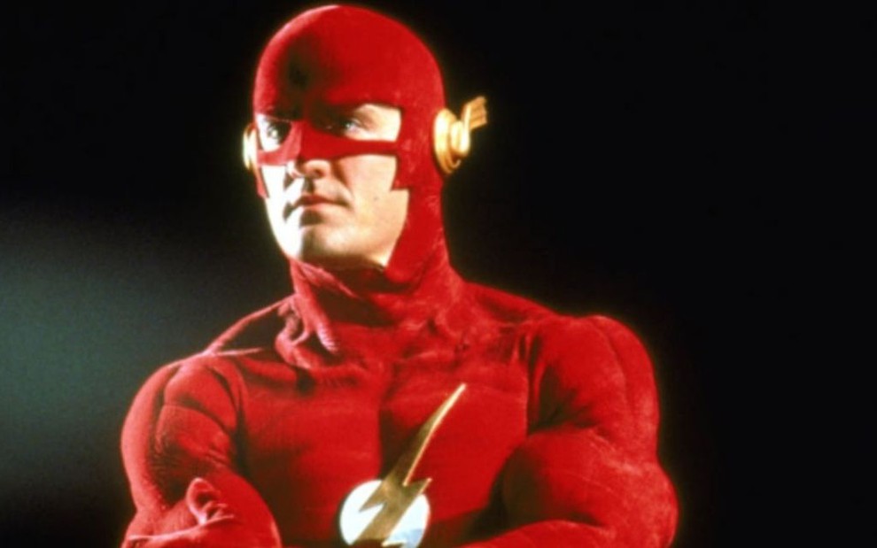 Com uniforme vermelho clássico do herói Flash, John Wesley Shipp faz pose em imagem da série Flash dos anos 1990