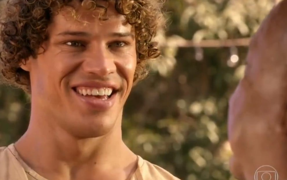 Candinho, interpretado por José Loreto, sorrindo em cena de Flor do Caribe