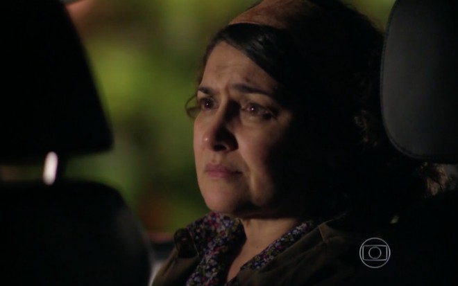 A atriz Inez Viana com expressão preocupada em cena como Maria Adília em Flor do Caribe