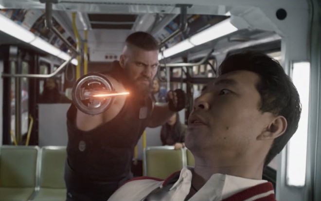 Florian Munteanu e Simu Liu em cena de Shang-Chi e a Lenda dos Dez Anéis