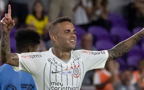 O atacante Luan comemora um dos gols marcados pelo Corinthians na Florida Cup