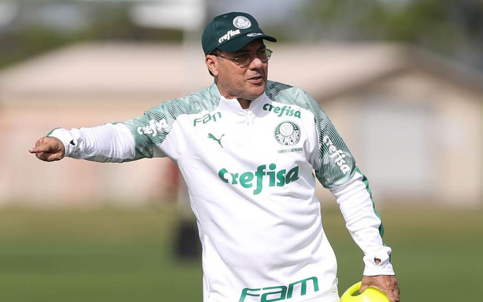 O técnico Vanderlei Luxemburgo comanda treino do Palmeiras nos Estados Unidos