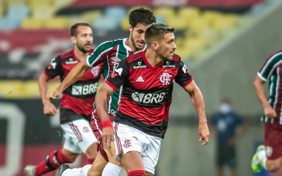 O flamenguista Arrascaeta sendo perseguido por Hudson, do Fluminense, durante a final do Cariocão 2020