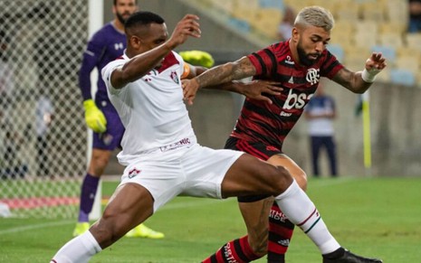 O zagueiro Digão e o atacante Gabigol disputam a bola em Fluminense x Flamengo no Maracanã