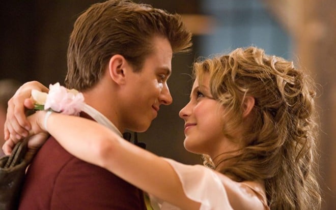 Kenny Wormald e Julianne Hough se abraçam em cena de Footloose (2011)