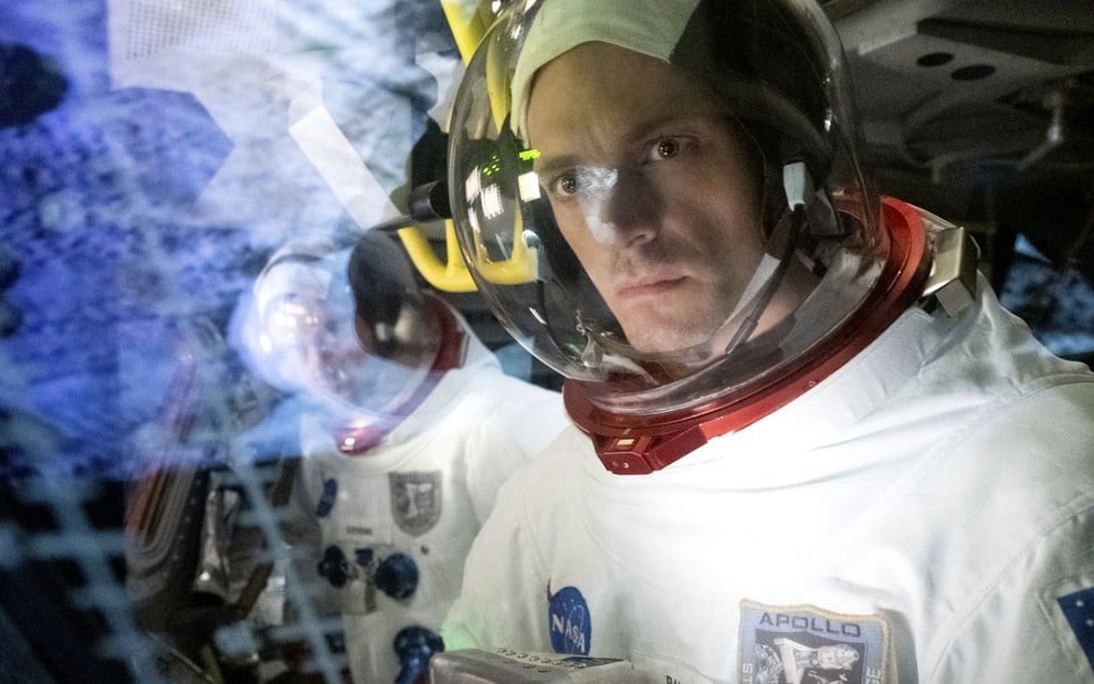 Joel Kinnaman com roupa de astronauta em cena de For All Mankind