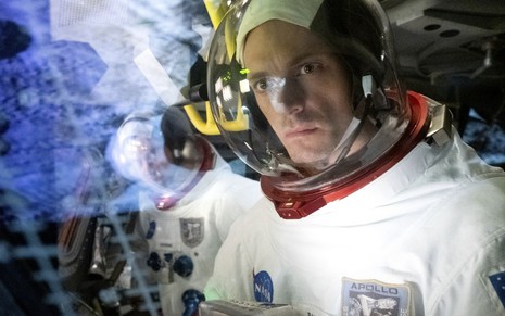 Joel Kinnaman com roupa de astronauta em cena de For All Mankind