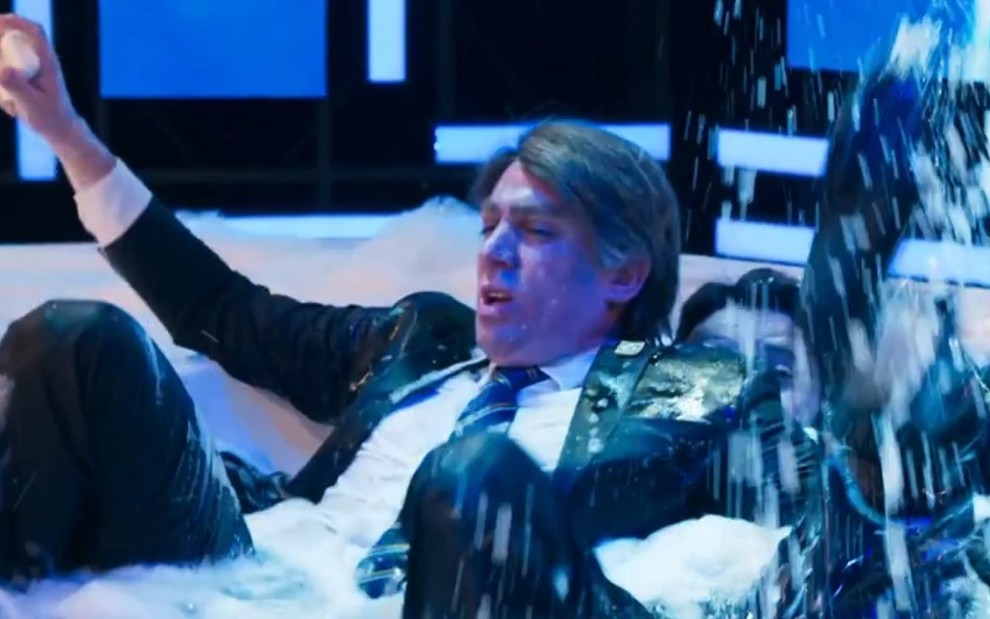 Vestido como o presidente Jair Bolsonaro, Marcelo Adnet disputa sabonetes na banheira do Fora de Hora