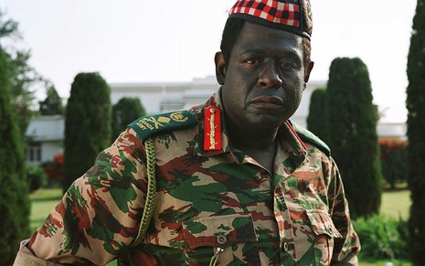 Forest Whitaker usa trajes militares em cena do filme O Último Rei da Escócia (2006)